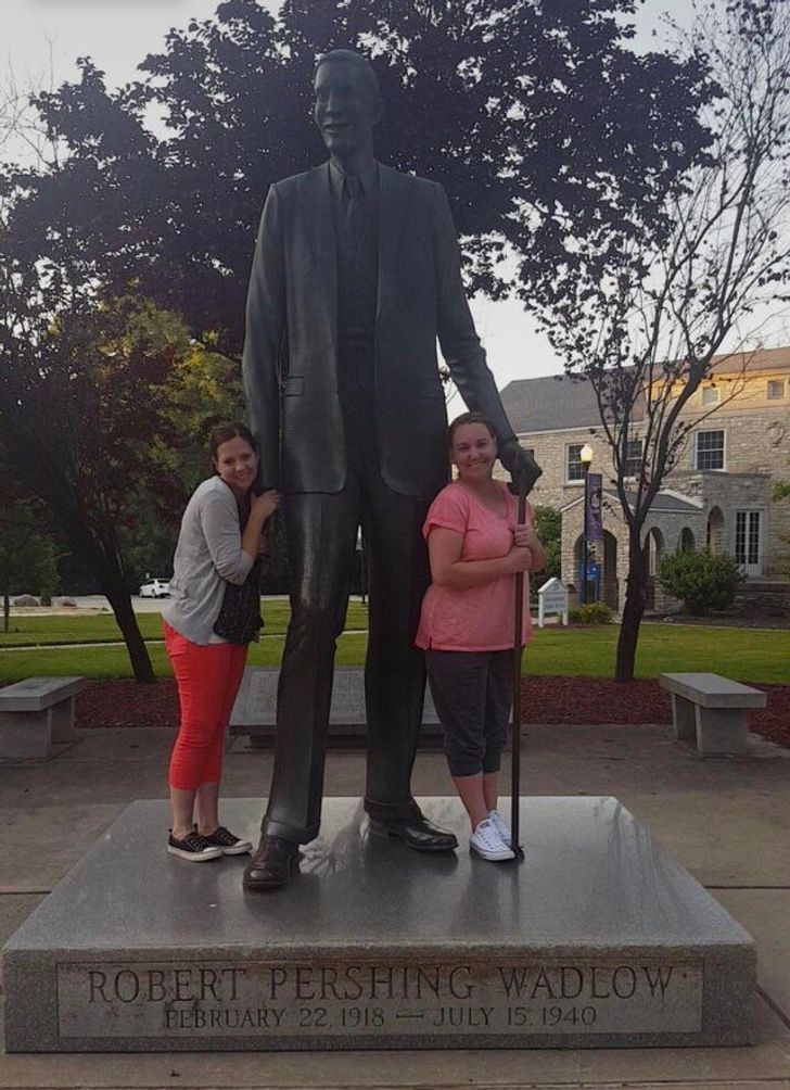 Uważany za najwyższego człowieka w historii Robert Wadlow mierzył 272 cm przy wadze 222 kg.