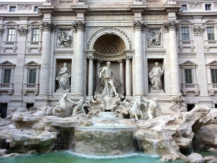 12. Wrzucanie monet do Fontanny di Trevi w Rzymie