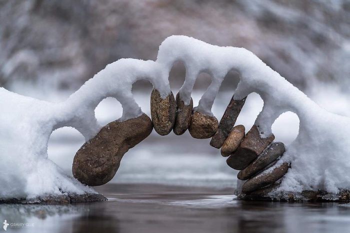 Interesujące naturalne ułożenie śniegu na kamiennym łuku