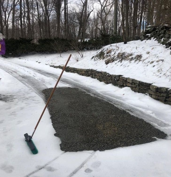 Szczotka opierała się o auto.