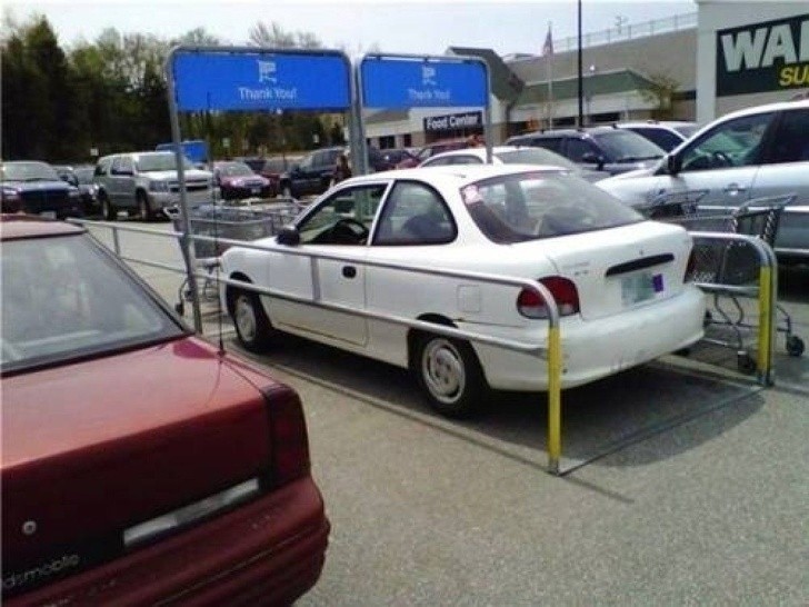 16. Parking przy Walmarcie