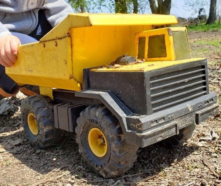 "Ta ciężarówka Tonka, którą bawiłem się w dzieciństwie. Mam dziś 24 lata, a ona dalej służy mojemu siostrzeńcowi."