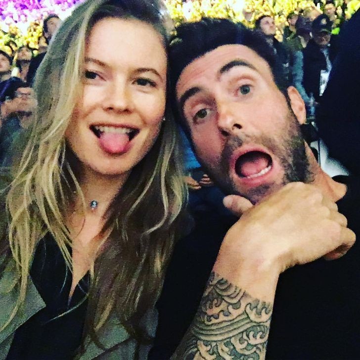 Behati Prinsloo i Adam Levine