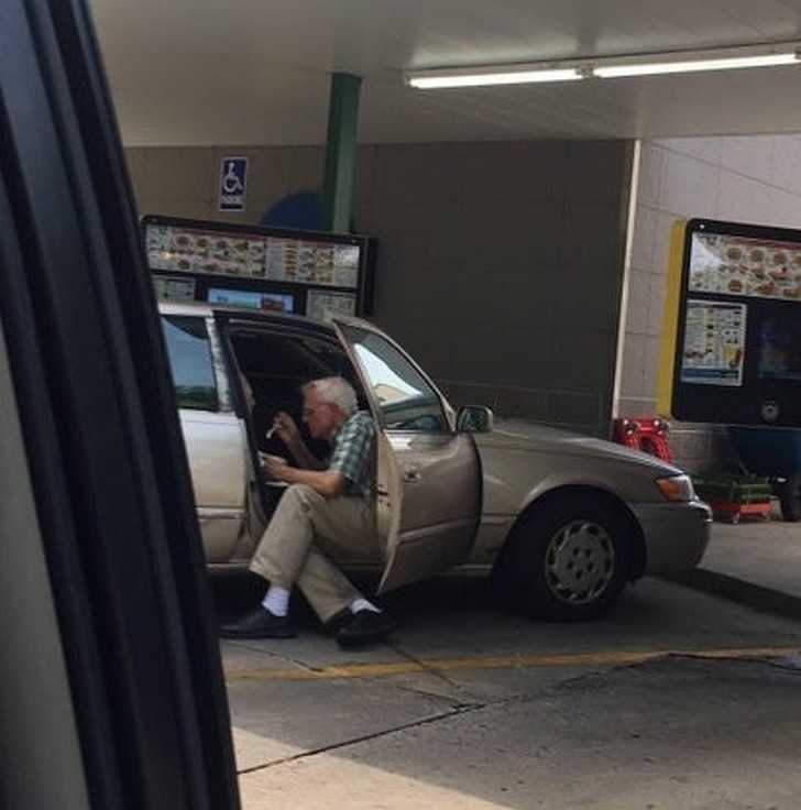 15. „Starszy mężczyzna karmi lodami swoją ukochaną żonę na parkingu.”