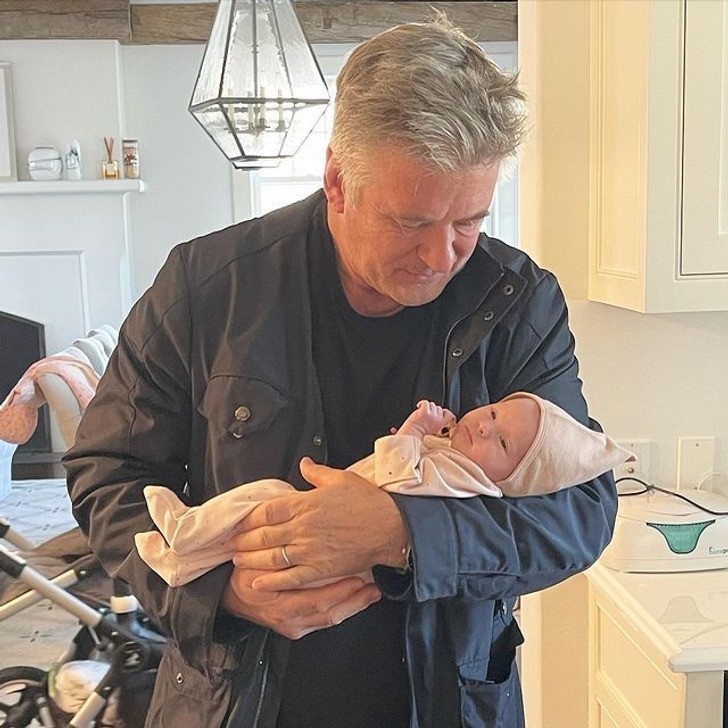 Alec Baldwin — 63 lata. Najmłodsze dziecko aktora urodziło się w zeszłym roku.