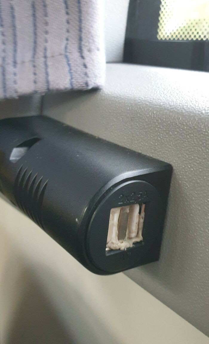 "Ktoś wepchnął gumę do żucia do gniazdka USB w autobusie."