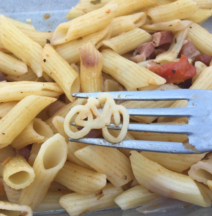 "Znalazłam pojedynczy kawałek makaronu w kształcie roweru pośród mojego penne."