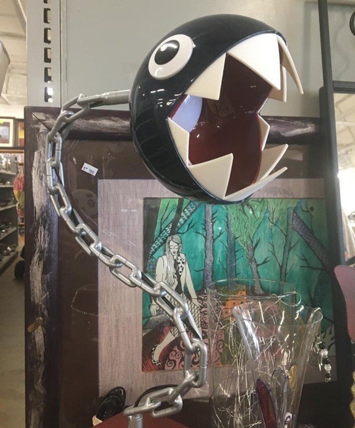 "Lampa w kształcie Chain Chompa"