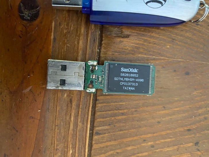 "Wnętrze pendrive'a"