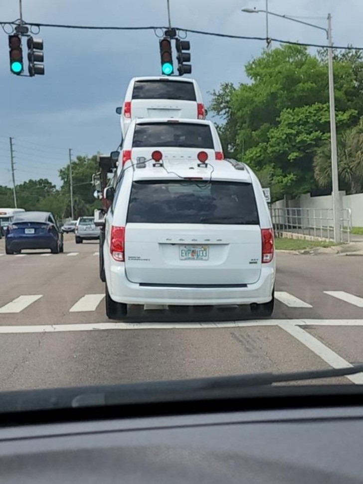 "Karawana złożona z aut marki Dodge Caravan"