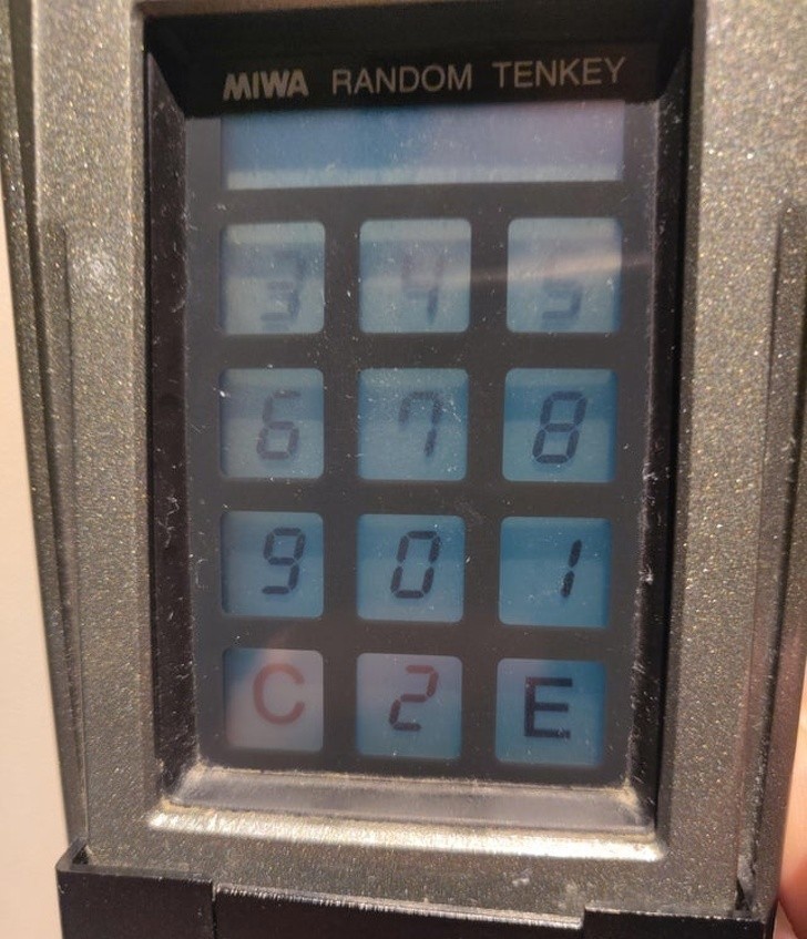 5. Keypad, który przy każdym użyciu losuje rozkład cyfr, by nie można było rozszyfrować hasła na podstawie ruchu dłoni