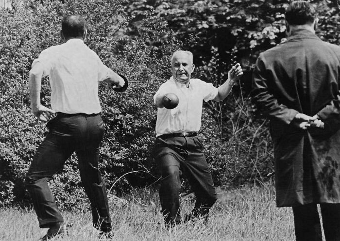 19. Ostatni pojedynek na broń białą w historii Francji, pomiędzy burmistrzem Marsylii a kandydatem na prezydenta z ramienia partii socjalistycznej, 1967