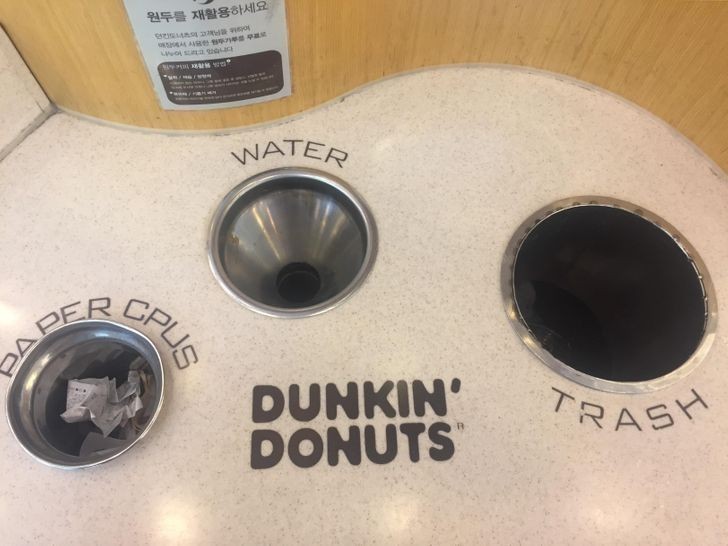 5. Restauracje Dunkin' Donuts w Korei posiadają oddzielne przegrody na wylanie napoju przed wyrzuceniem kubka.