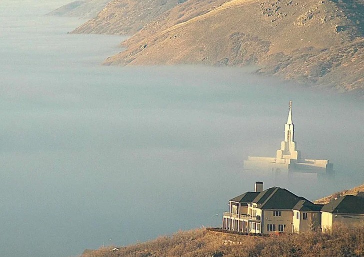 "Budynek unoszący się na powierzchni oceanu"