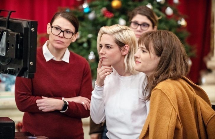 15. Reżyserka Clea DuVall i aktorki Kristen Stewart i Mackenzie Davis na planie "Świątecznego szoku"