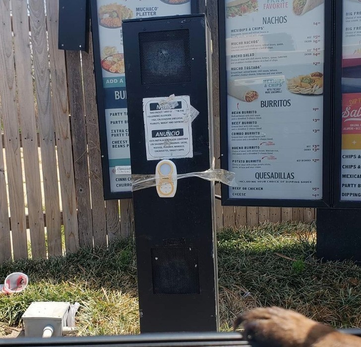 "W drive-through zepsuł się głośnik, więc zamiast niego przykleili nianię elektroniczną."