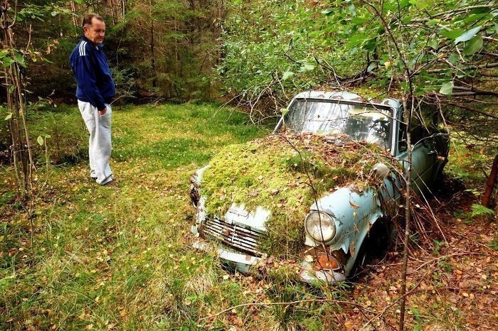 14. "Pojechałem z tatą do miejsca, w którym 40 lat temu zostawił swój zepsuty samochód, by zobaczyć czy wciąż tam stoi. Stał.