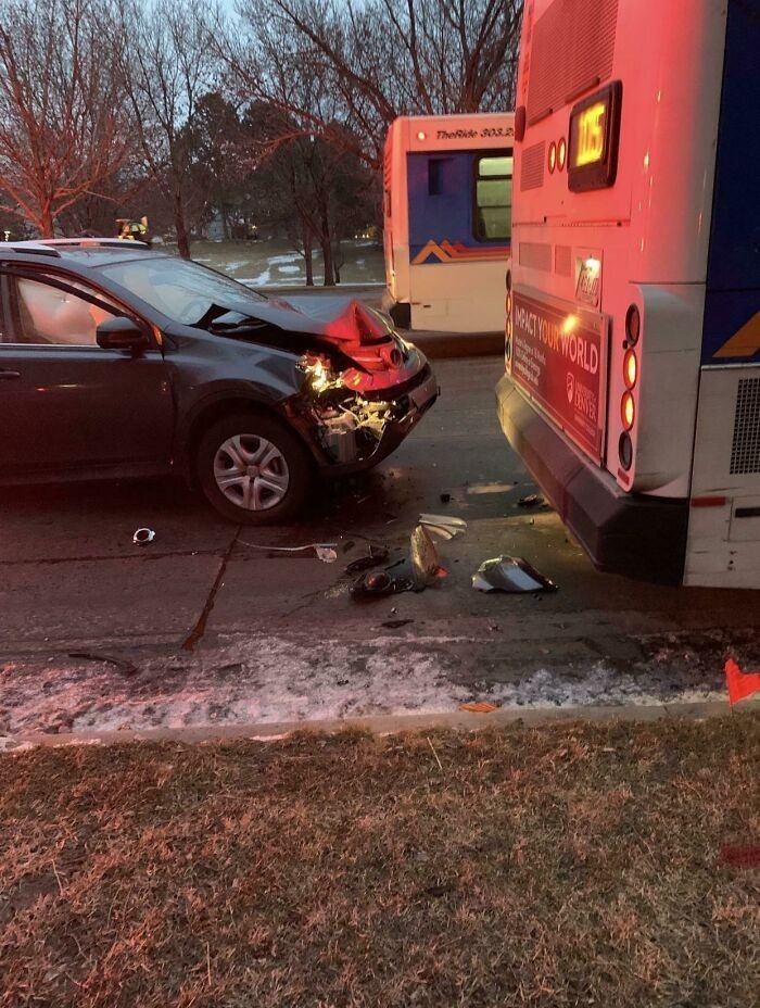 "Jakiś kretyn uderzył w stojący autobus. To ja jestem tym kretynem."