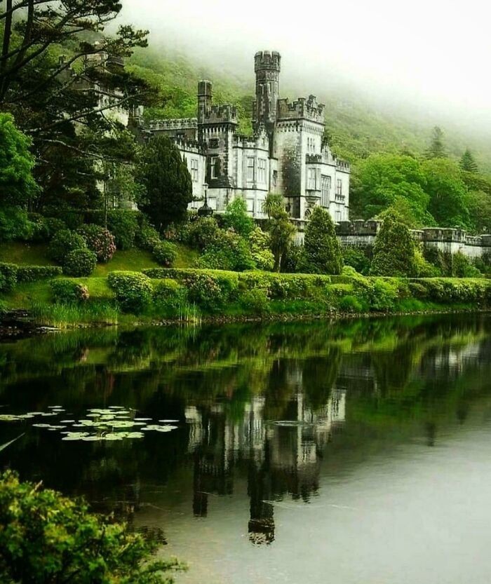 Kylemore Abbey spowite mgłą. Galway, Irlandia