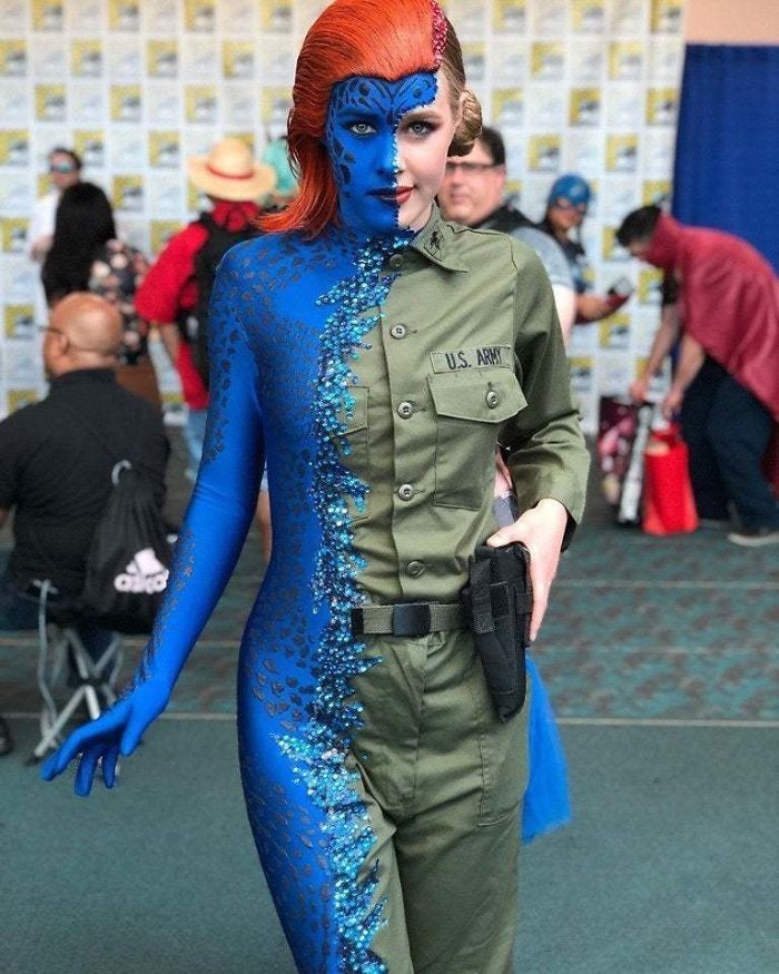 12. Cosplay Mystique w trakcie przemiany