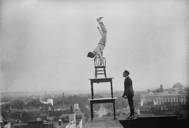 15. Jammie Reynolds balansujący na krześle na skraju dachu, 1921