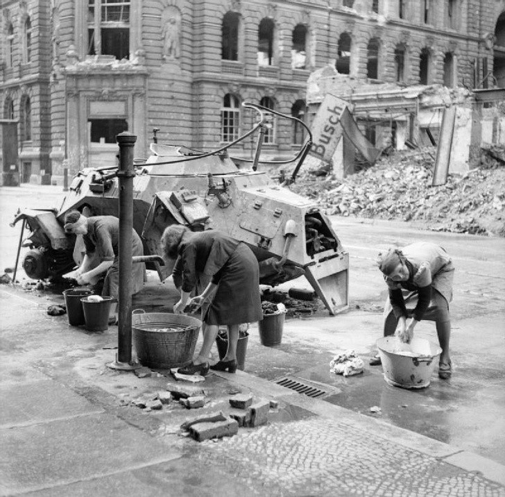 3. Niemki piorące ubrania w zimnej wodzie na ulicach Berlina, 1945