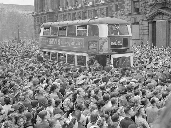 9. Ostateczne zwycięstwo! Mieszkańcy Londynu zebrali się na ulicy Whitehall by wysłuchać przemówienia Winstona Churchilla, 8 maja, 1945