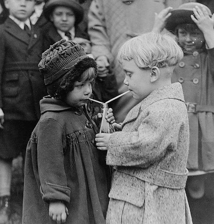 10. 2 dzieci dzieląca się napojem przed Białym Domem, 1922