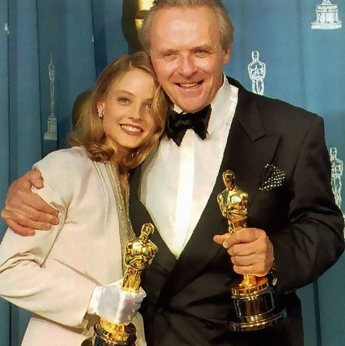 30 marca, 1992: "Milczenie owiec" zostało nagrodzone Oscarem w kategorii najlepszy film; Anthony Hopkins i Jodie Foster zdobywają statuetki w kategorii aktor i aktorka.