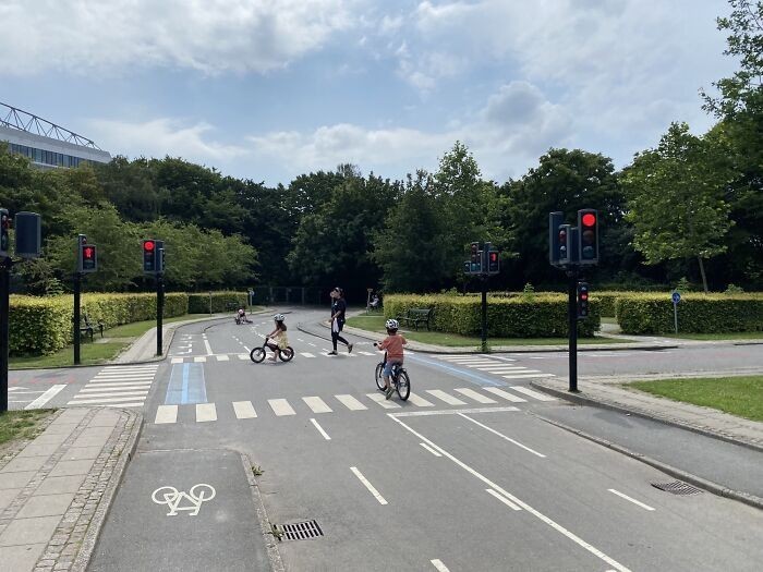 7. Plac zabaw w Kopenhadze, na którym dzieci bezpiecznie uczą się jeździć na rowerach i uczestniczyć w ruchu drogowym