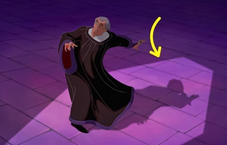  7. Światło padające na sędziego Frollo przybiera kształt trumny.