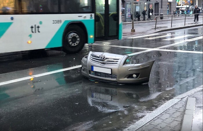 6. To zdjęcie zderzaka samochodu po wypadku wygląda jakby znajdowało się na nim auto z innego wymiaru.