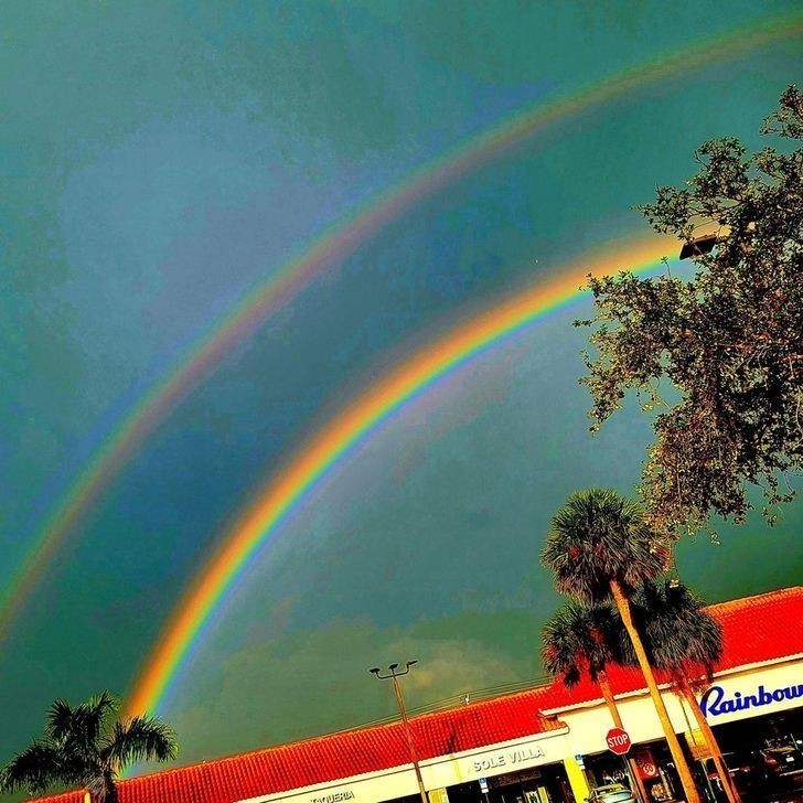 2. Podwójna tęcza nad sklepem o nazwie Tęcza (Rainbow)