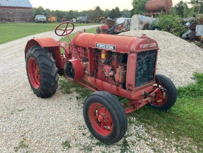  Traktor firmy Mccormick Deering, który mój pradziadek kupił, by zastąpić konie w gospodarstwie w 1927 roku. Nadal jeździ. 