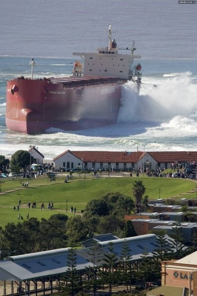 4. Masowiec MV Pasha Bulker został zepchnięty na plaże w Newcastle w Australii, ponieważ załoga zignorowała ostrzeżenia przed zbliżająca się burzą.