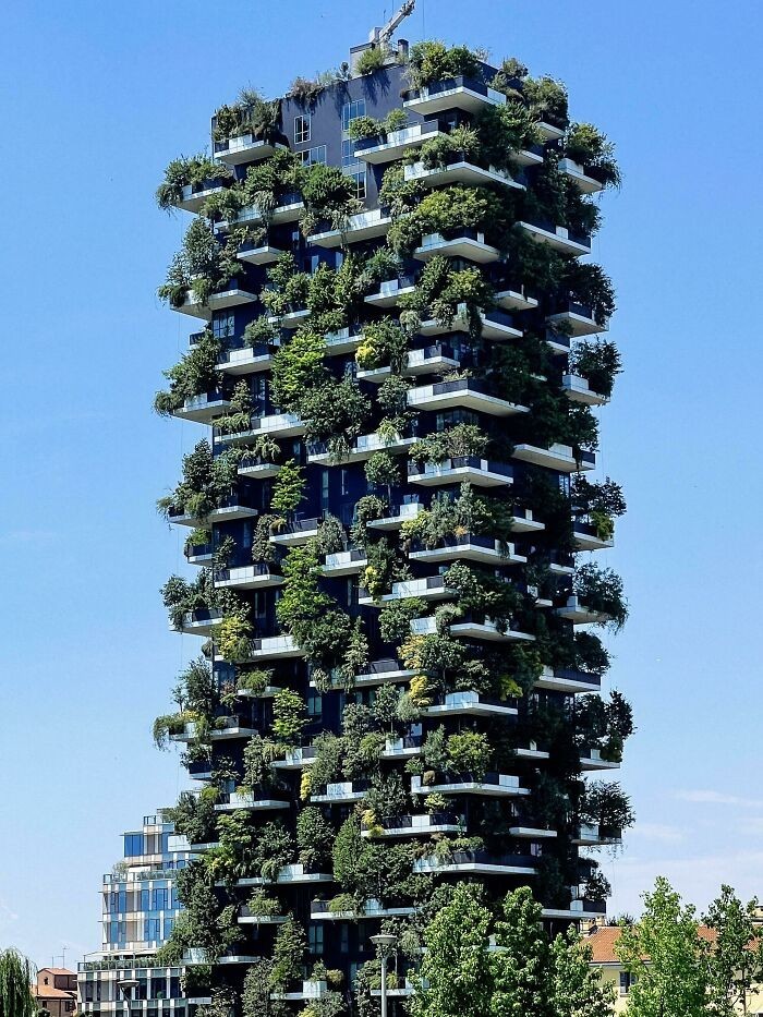 "Jeden z wieżowców Bosco Verticale (wertykalny las) w Mediolanie"