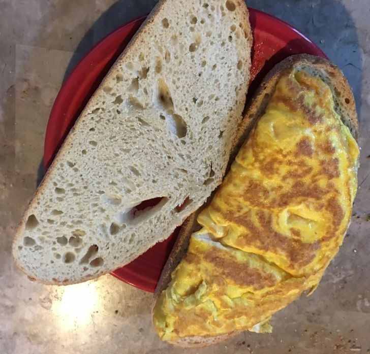 "Omlet, który przyrządziłem, idealnie pasuje na kromkę chleba."