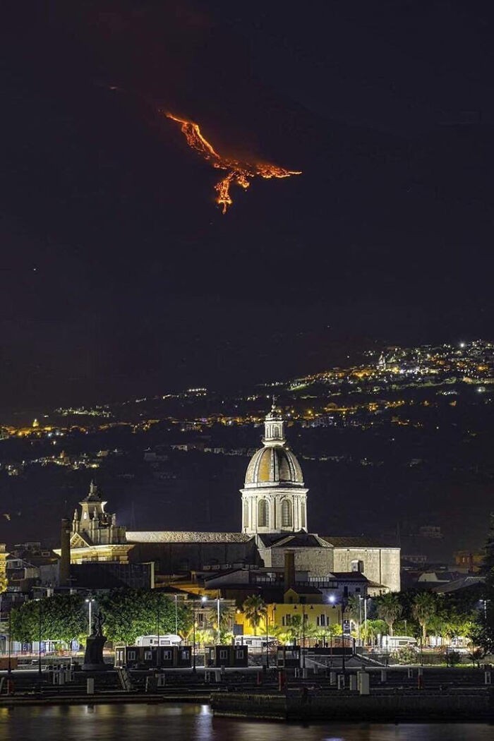 14. Erupcja wulkanu Etna stworzyła wizerunek feniksa.