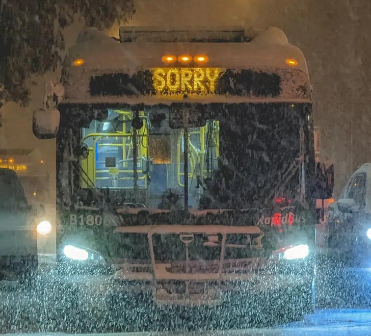 "Ten ośnieżony autobus to esencja Kanady."