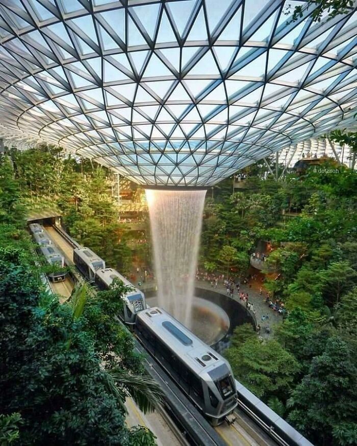 6. Lotnisko Jewel Changi, Singapur