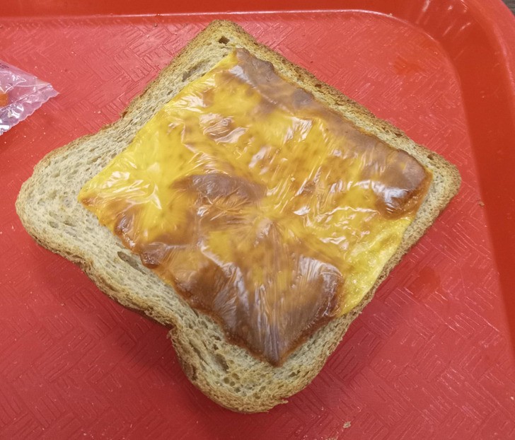 "Oto, co dostałem jako lunch w szkolnej stołówce."