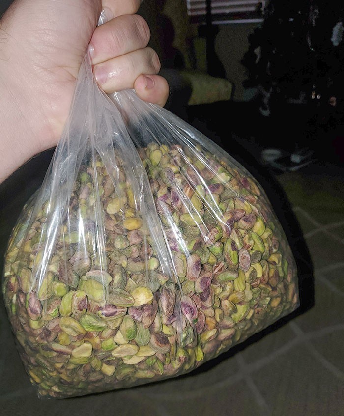 14. Dostałem pod choinkę 2 kilo pistacji w skorupkach."