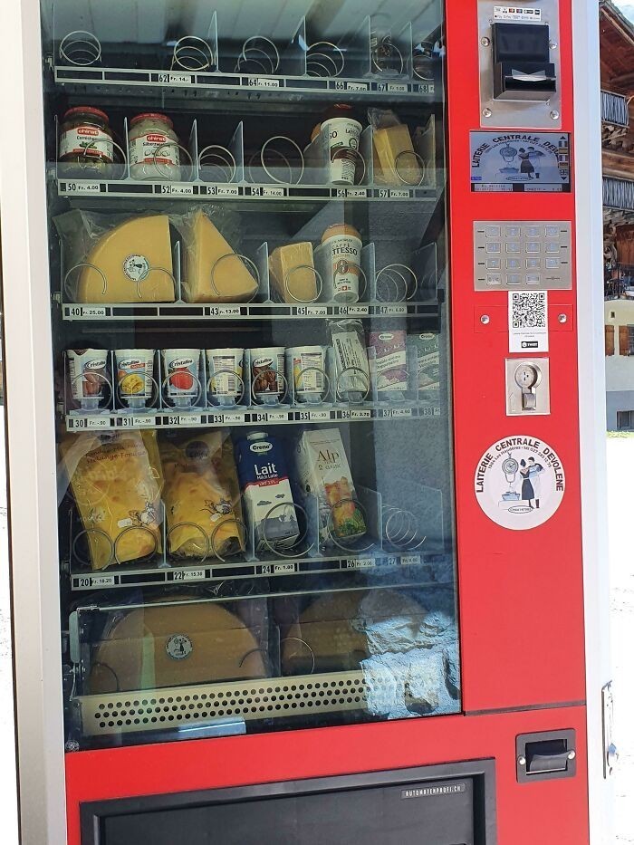 8. Automat sprzedający sery w górskiej wiosce w Szwajcarii