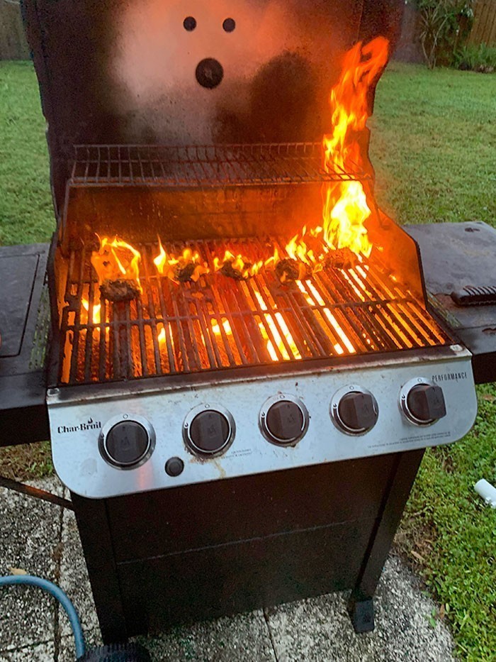 13. "Zdarzyło wam się schrzanić burgery tak bardzo, że nawet grill jest zdziwiony?"