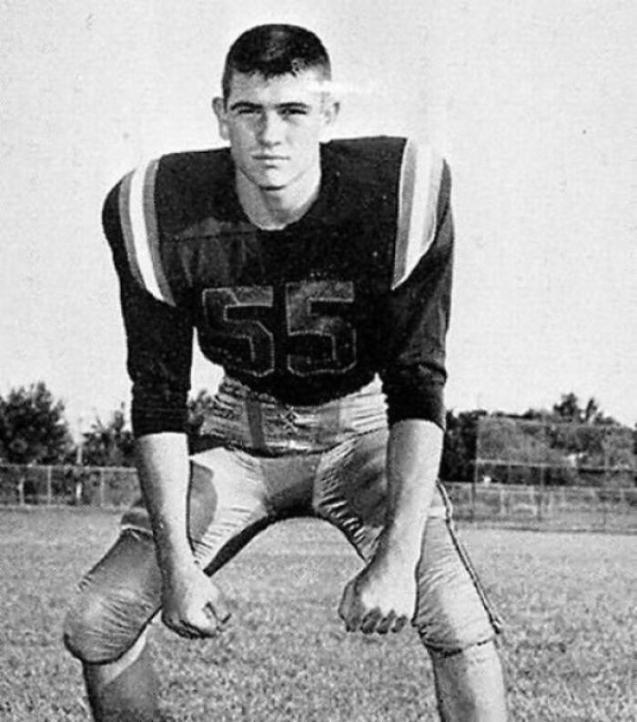 19. Tommy Lee Jones w trakcie meczu swojej szkolnej drużyny w St. Mark School w Teksasie, 1965