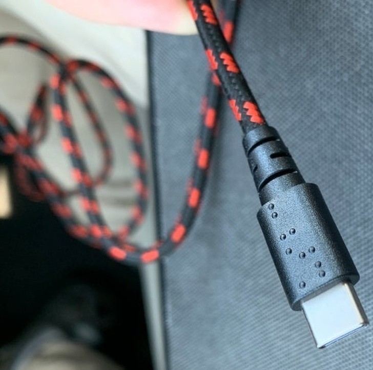 17. Kabel USB przystosowany dla niewidomych osób