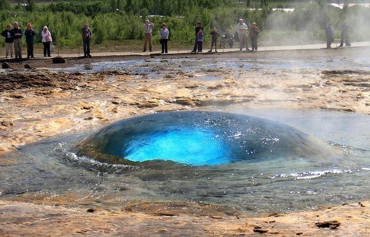 13. Gejzer Strokkur na moment przed erupcją