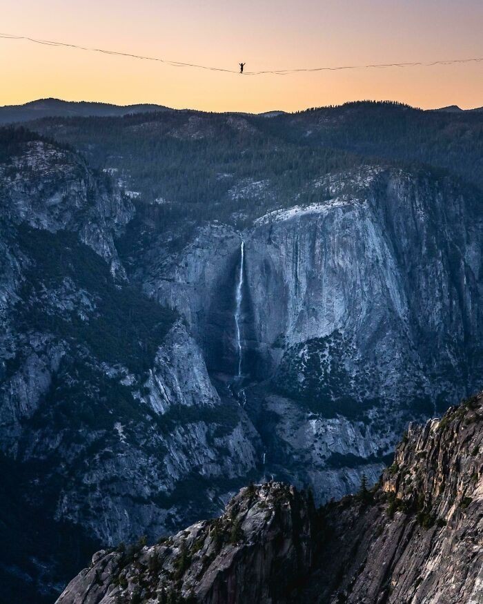 14. Przejście po linie nad doliną Yosemite