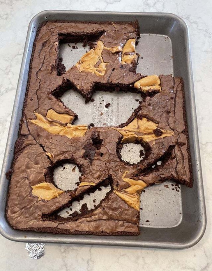 "Brownie pokrojone przez dzieci"