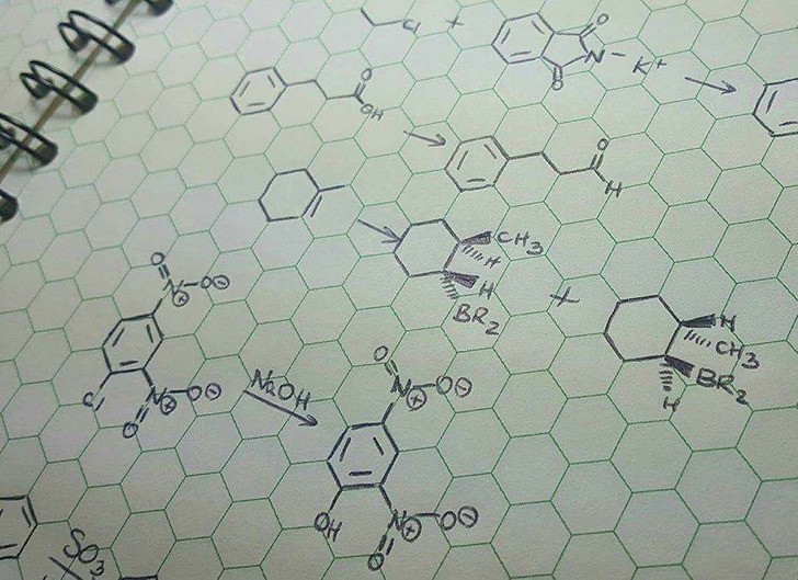 8. "Zeszyt przystosowany do rysowania związków organicznych"